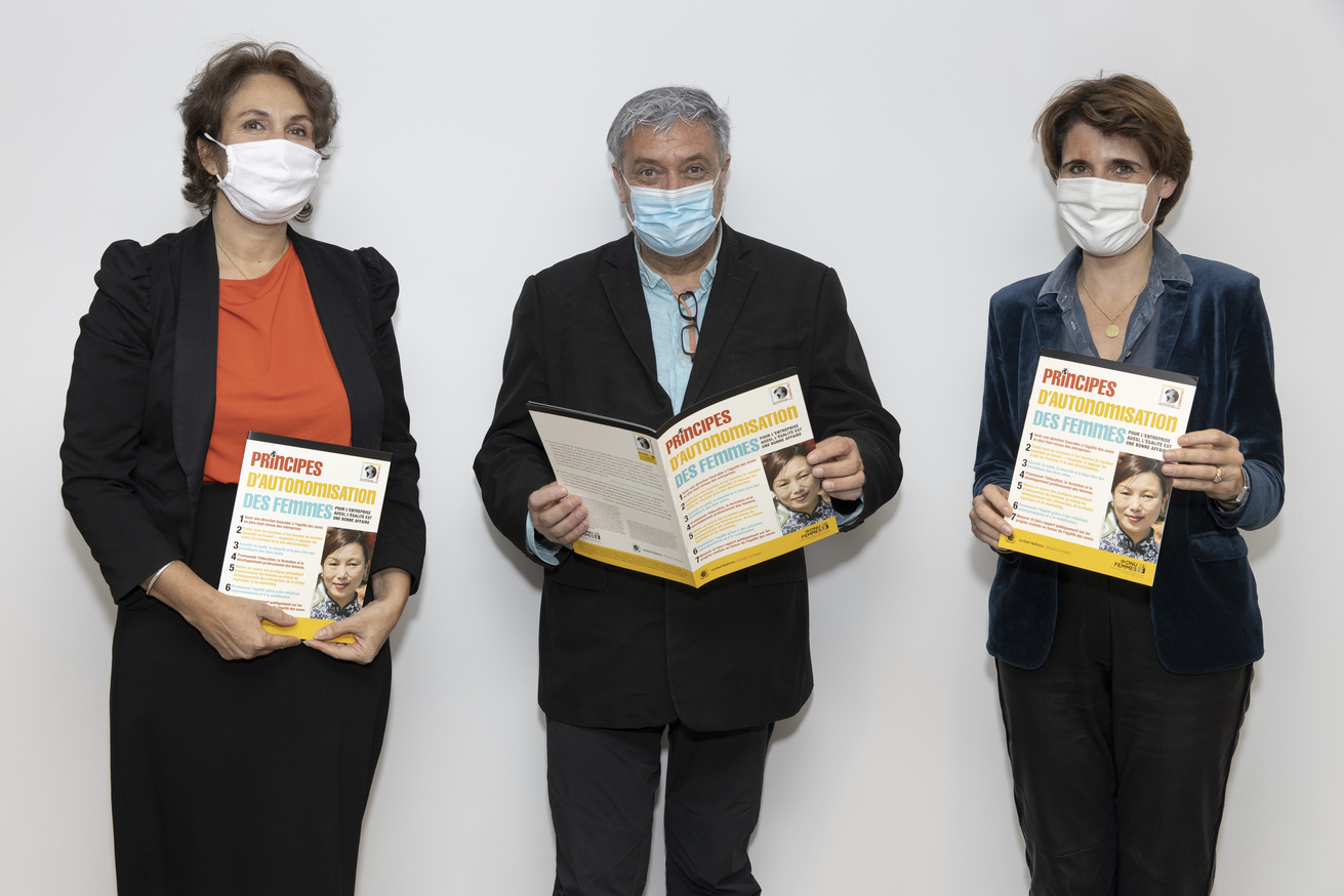 Fanny Benedetti, Directrice Exécutive ONU Femmes France (à gauche), Claude Vaussenat, secrétaire du Comité d’Entreprise Européen du groupe Korian (au centre) et Sophie Boissard, Directrice générale du groupe Korian (à droite)