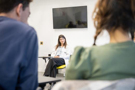 Thérapie de groupe avec Adara (psychologue) à la clinique ITA Moscatelar à Madrid, spécialisée dans les troubles alimentaires d’enfants et d’adolescents
